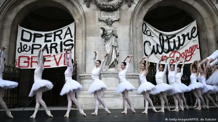 Na Božić su protestovale i balerine u Parizu
