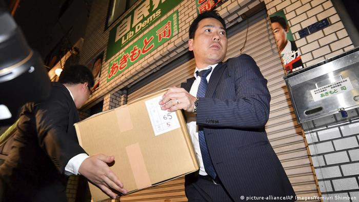 Officers of the Tokyo District Prosecutors Office raids a constituency office of Tsukasa Akimoto