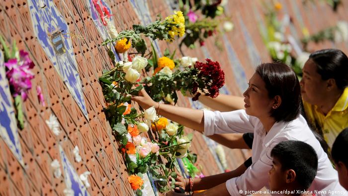 People mourn victims of the 2004 Indian Ocean tsunami at the Tsunami Memorial Park in Ban Nam Khem, Thailand (picture-alliance/dpa/ Xinhua News Agency)