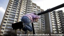 ARCHIV - ILLUSTRATION - Ein Kind schaukelt vor einem Hochhaus in Meschenich bei Köln (Foto vom 03.02.2010). Foto: Rolf Vennenbernd/dpa (Zu dpa-Themenpaket Bundestagswahl vom 13.05.2013) +++(c) dpa - Bildfunk+++ | Verwendung weltweit