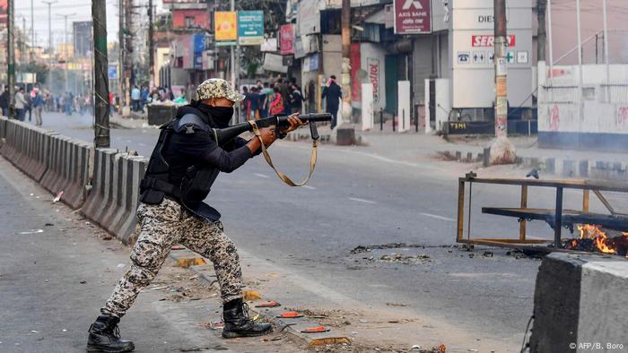 Indian authorities have deployed thousands of riot police to control the protests. At least 25 people have so far died in two weeks of at times violent demonstrations. India's army chief has also criticized the role of students in the protests. 