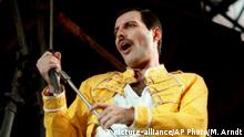 FILE - In this July 20, 1986 file photo, Queen lead singer Freddie Mercury performs, in Germany. A previously unheard and unreleased song by Mercury was released Thursday, June 20, 2019. Universal Music announced that the track, “Time Waits for No One,” was originally recorded in 1986 for the concept album of the musical “Time” with musician Dave Clark. A video to accompany the song was also released and includes unseen performance footage of Mercury. It was recorded in April 1986 at London’s Dominion Theatre. (AP Photo/Marco Arndt, File) |