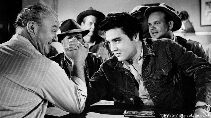 Elvis Presley beim Armdrücken gegen einen älteren Mann im Film Le cavalier du crepuscule (Love me tender) (picture-alliance/Leemage/MP)