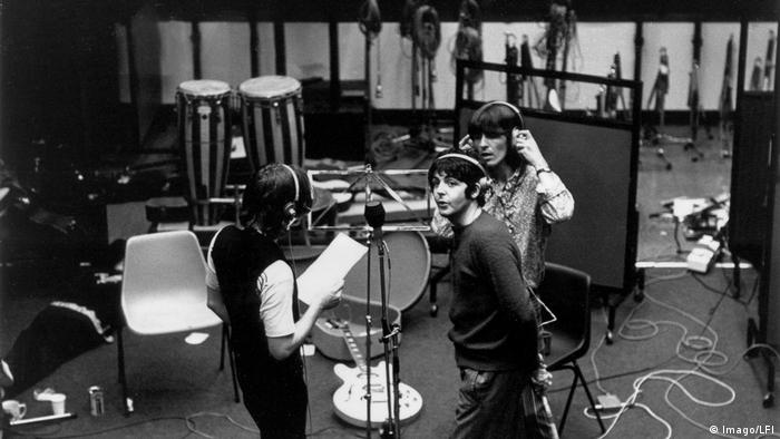 Drei der Beatles im Studio mit Kopfhörern bei Aufnahmen zu 'Hey Jude' (Imago/LFI)
