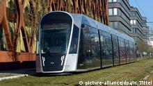 ARCHIV - 21.01.2019, Luxemburg: Die Tram fährt im Bankenviertel Kirchberg in Luxemburg. Vom 1. März 2020 an ist Luxemburg das erste Land der Welt, in dem man für Busse und Bahnen keine Fahrkarten mehr braucht. Foto: Harald Tittel/dpa +++ dpa-Bildfunk +++ | Verwendung weltweit