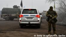 29.12.2019
A car of the Organization for Security and Co-operation in Europe (OSCE) drives past Ukrainian servicemen in the settlement of Odradivka prior to a prisoner exchange between Ukraine and pro-Russian rebels on December 29, 2019. (Photo by GENYA SAVILOV / AFP) (Photo by GENYA SAVILOV/AFP via Getty Images)