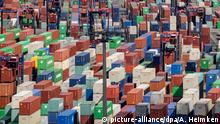 ARCHIV - 10.07.2018, Hamburg: Container stehen am Terminal Tollerort. (Zu dpa WTO: Welthandel kann massiv vom digitalen Wandel profitieren) Foto: Axel Heimken/dpa +++ dpa-Bildfunk +++ | Verwendung weltweit