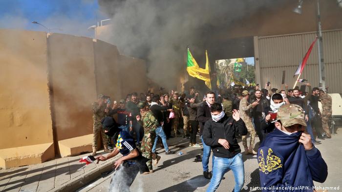 Proteste bei der US-Botschaft in Baghdad (picture-alliance/dpa/AP/K. Mohammed)