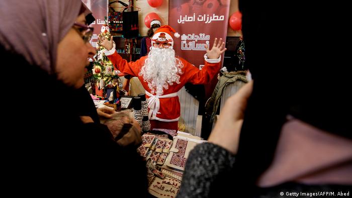 گدی‌های بابا نوئل، درختان کریسمس پلاستیکی و گدی های سرخ و سفید ساخته شده توسط زنان مسلمان در طول رخصتی های کریسمس از غزه تا بیت اللحم و ایتالیا مورد استفاده قرار می گیرند.