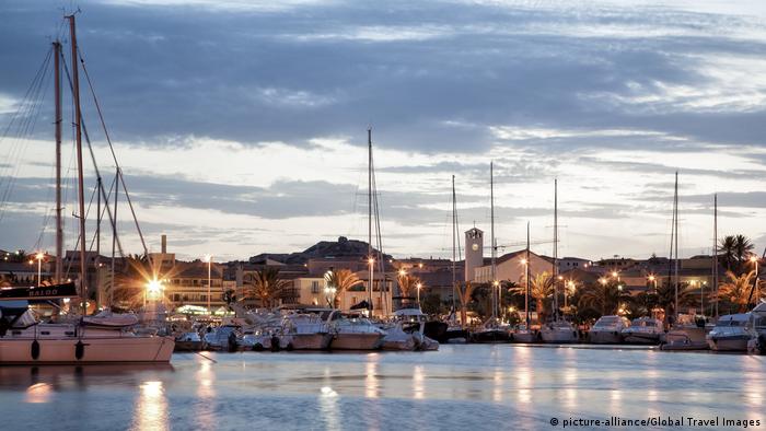 Sardinien Palau Hafen Sonnenuntergang (picture-alliance/Global Travel Images)