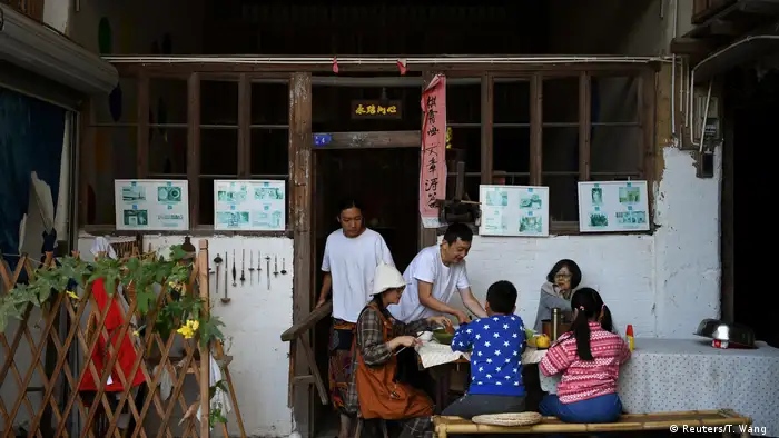 China Aussteiger BG l AnotherCommunity - Neues Zuhause im Dorf Guanzhong - Lunch (Reuters/T. Wang )