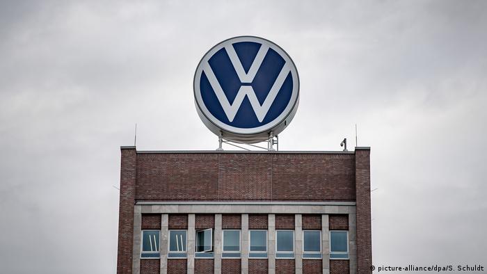 Wolfsburg | VW Logo am Verwaltungshochhaus (picture-alliance/dpa/S. Schuldt)