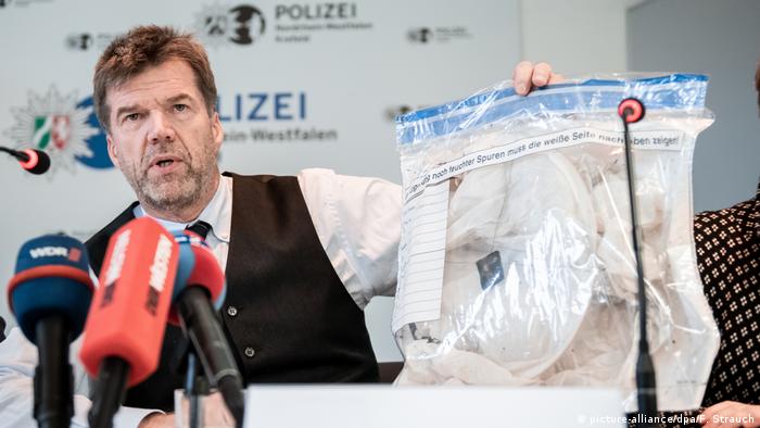 Krefeld | Pressekonferenz nach Brand im Krefelder Zoo: Gerd Hoppmann zeigt Beutel mit Himmelslaterne
