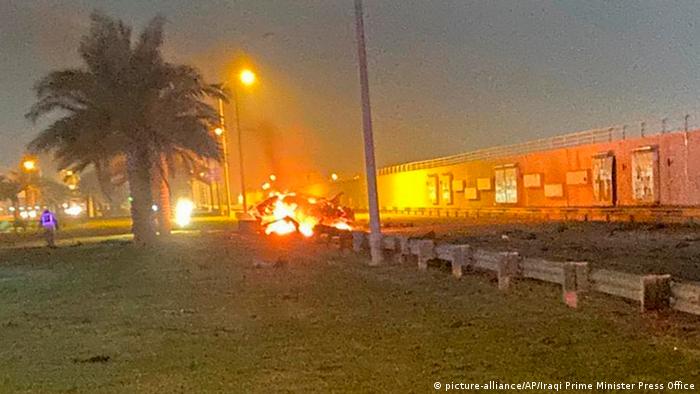 Brennende Fahrzeuge nach dem Angriff am Bagdader Flughafen