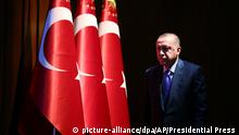 ARCHIV - 30.12.2019, Türkei, Ankara: Recep Tayyip Erdogan, Präsident der Türkei, kommt an, um eine Rede zu halten. Foto: -/Pool Presidential Press Service/AP/dpa +++ dpa-Bildfunk +++