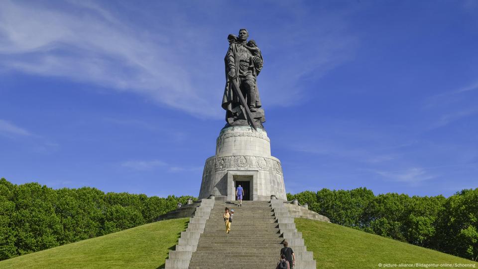 Мемориалът в парка 