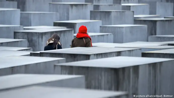 Stelenfeld, Denkmal für die ermordeten Juden Europas in Berlin (picture-alliance/dpa/J. Büttner)