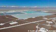 ***ACHTUNG: Nur für den Beitrag von Nikolaj Houmann Mortensen von Danwatch freigegeben!****
Lithium extraction in the Atacama Desert. Brine is pumped from the desert’s underground and into massive evaporation ponds. From 1997–2017, the area covered by lithium mining operations, has been quadrupled from 20 to 80 square kilometres according to a study from Arizona State University. SQM says that just one of their ponds is the size of 20 football fields.
Atacama Desert, September 2019
Rechte: Pablo Rojas Madariaga/Danwatch