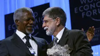 Schweiz Davos Weltwirtschaftsforum Kofi Annan und Celso Amorim