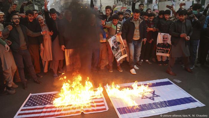 Pakistan Lahore | Flagge der USA und Israels Brennen während Demonstrationen nach Dronenangriff der USA