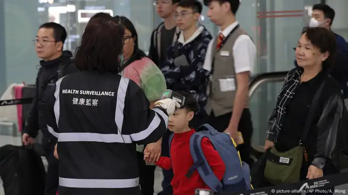 Sicherheitskontrollen am Hong Kong International Airport wegen unbekannter Krankheit in Festlandchina