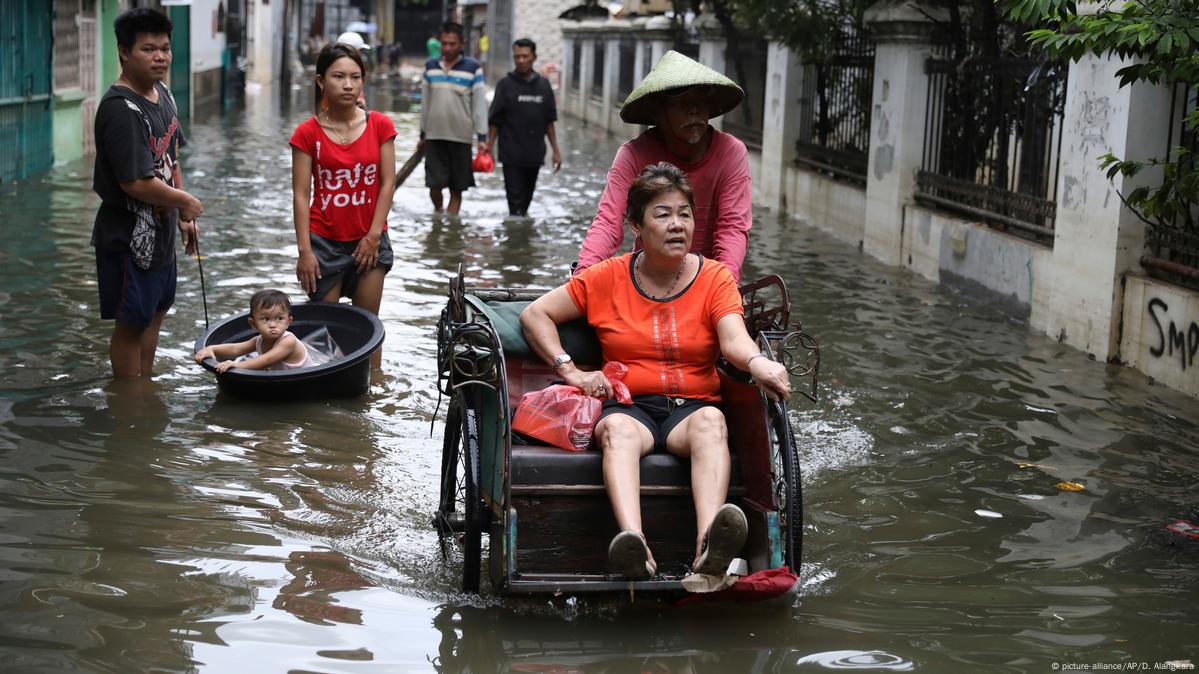 Indonesia Braces For More Floods As Death Toll Hits 66 – DW – 01/06/2020