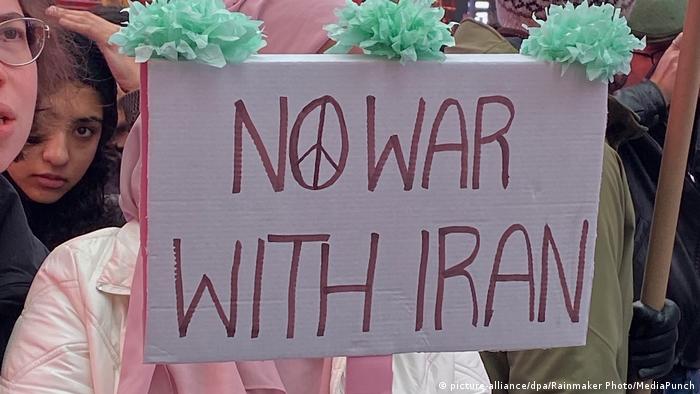 Antiratni prosvjed u New Yorku i transparent na engleskom: ne ratu s Iranom