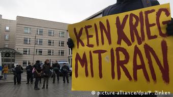 «Όχι στο πόλεμο με το Ιράν» ζητούν διαδηλωτές έξω από την αμερικανική πρεσβεία στο Βερολίνο. 