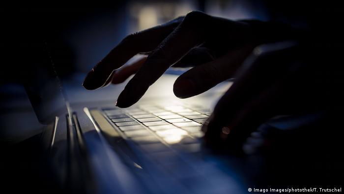Фото, символизирующее киберпреступность: руки на клавиатуре компьютера