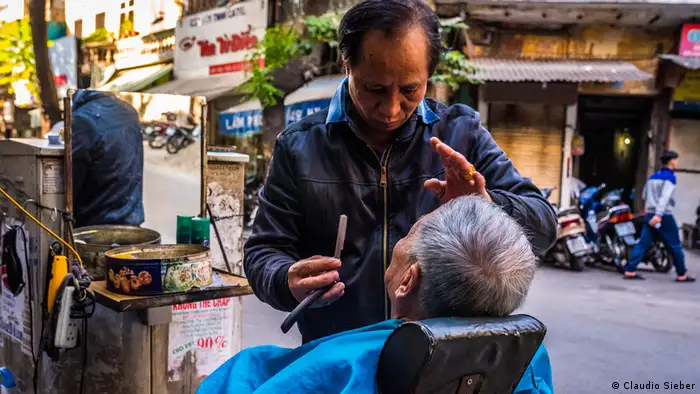 Outdoor Barber, Hanoi Friseur (Claudio Sieber)