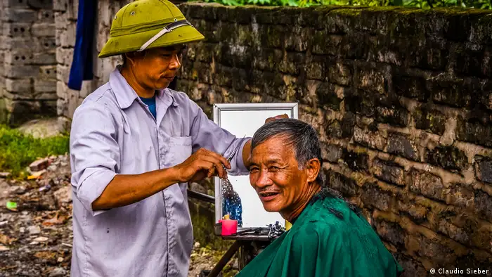 Outdoor Barber, Hanoi Friseur (Claudio Sieber)