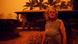 Nancy Allen und Brian Allen vor ihrem Haus in New South Wales. Im Hintergrund ein von Rauch und Feuer rot gefärbter Himmel. Nancy Allen und Brian Allen vor ihrem Haus in New South Wales. Im Hintergrund ein von Rauch und Feuer rot gefärbter Himmel.