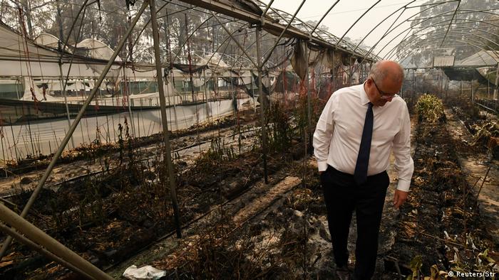 Скотт Моррісон оглядає пошкоджену вогнем ферму у місті Сарсфілд