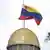 Foto de bandera venezolana sobre el edificio de la Asamblea Nacional