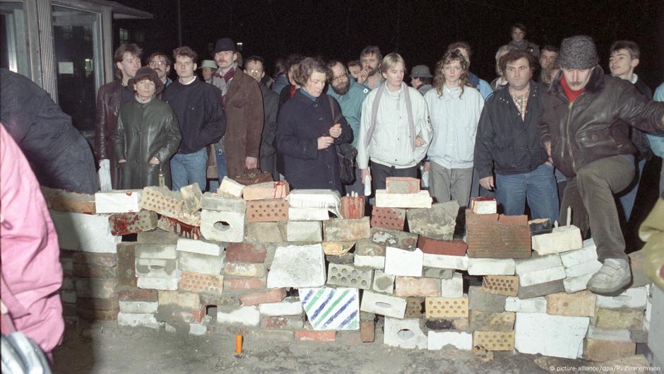 Simbolični zid na mestu centrale Štazija nakon pada Berlinskog zida 9. novembra 1989. godine