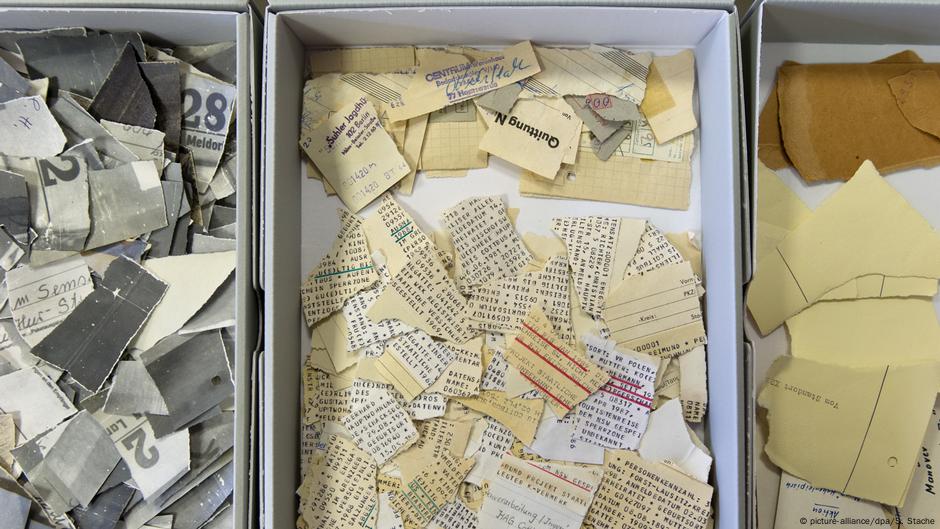 Deutsche Geschichte | Berlin 2012 | Papierschnipsel Stasi-Akten