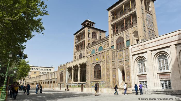 El antiguo palacio de gobierno de los Kajars fue construido a finales del siglo XVIII y fue la sede oficial del monarca persa hasta la Revolución Islámica. Entre 1925 y 1945 una gran parte del palacio fue demolido para dar cabida a nuevos edificios. Hoy en día el palacio es un museo, donde se exhiben cerámicas, joyas y armas en una exposición.