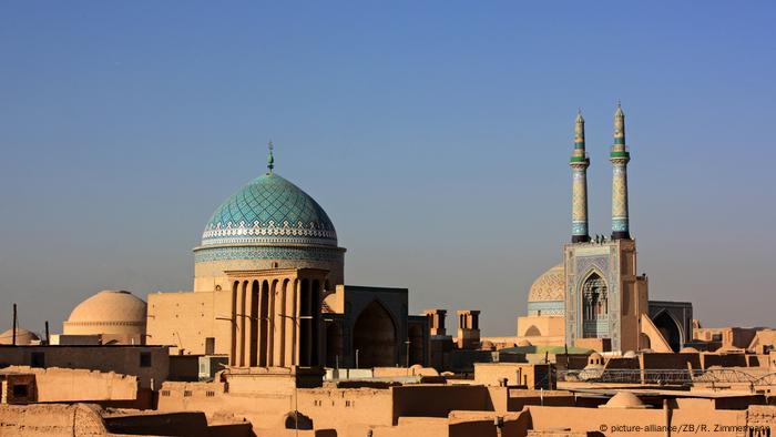 Yazd se encuentra en el centro geográfico de Irán. En el tercer milenio a.C. la ciudad fue construida en un oasis entre el desierto de sal de Kavir y el desierto de Lut. Es el centro de la religión zoroástrica y alberga numerosos templos de fuego. Para el suministro de agua se creó un sistema especial de canales y tuberías de agua, y para la refrigeración se utilizaron torres de viento.