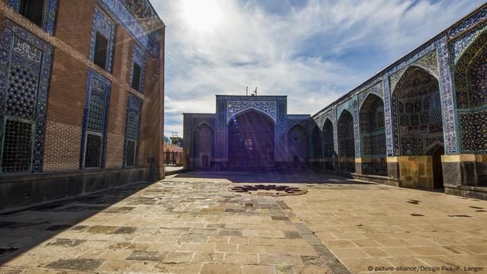 Safi Al Din era poeta y místico. El Imperio Safávida le debe a él su nombre. El complejo arquitectónico, declarado Patrimonio de la Humanidad por la UNESCO en 2010, consta de un antiguo centro sufí y la tumba del jeque. Había fundado el primer monasterio sufí en la región de Azerbaiyán y también vivía aquí con su familia. Más tarde se convirtió en un santuario de entierro para los safávides.