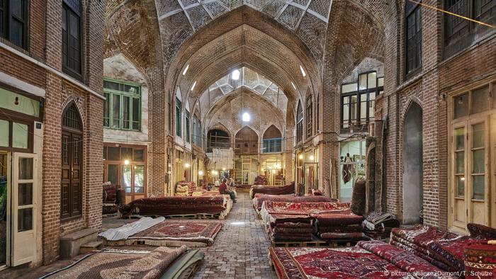Tabriz, situada en la histórica Ruta de la Seda, ha sido durante mucho tiempo una de las ciudades más importantes de Persia. El bazar era un lugar para comercio, ceremonias religiosas y educativas. Tuvo su apogeo en el siglo XIII, cuando era la capital del Imperio Safávida. Más tarde, los safávides gobernaron en toda Persia y establecieron el islam chiíta como la religión del estado.