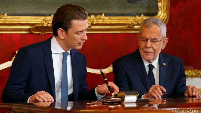 Sebastian Kurz, líder del Partido Popular austríaco (ÖVP), y los dieciséis miembros de su nuevo Gabinete prestaron hoy juramento ante el presidente austríaco, Alexander van der Bellen, antiguo dirigente de Los Verdes.