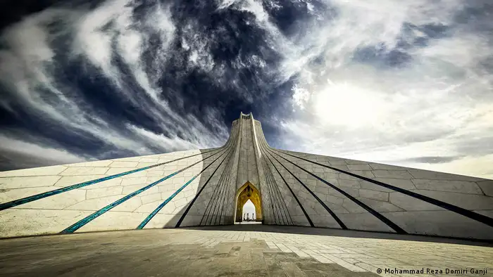 La Torre Azadi (Torre de la Libertad) mide 45 metros de altura y es el punto de referencia del Teherán moderno. Fue construido entre 1969 y 1971 para conmemorar el 2500 aniversario de la monarquía iraní. Antiguamente se llamaba Shahyad (Monumento de los Shahs). La torre está cubierta con más de 25.000 piedras de mármol blanco y es un vínculo arquitectónico islámico y sasánida.