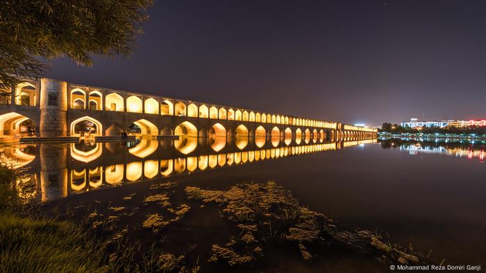 El Si-o-se Pol es uno de los once puentes sobre el río Zayandeh y consta de 33 arcos. El viaducto de dos pisos fue construido durante el período Safávida a principios del siglo XVI. Las arcadas cubiertas encierran la ruta principal de tráfico en ambos lados, unas anchas escaleras conducen a los paseos a lo largo del puente. Ahí hay varios puestos donde se puede beber té y fumar pipa de agua.