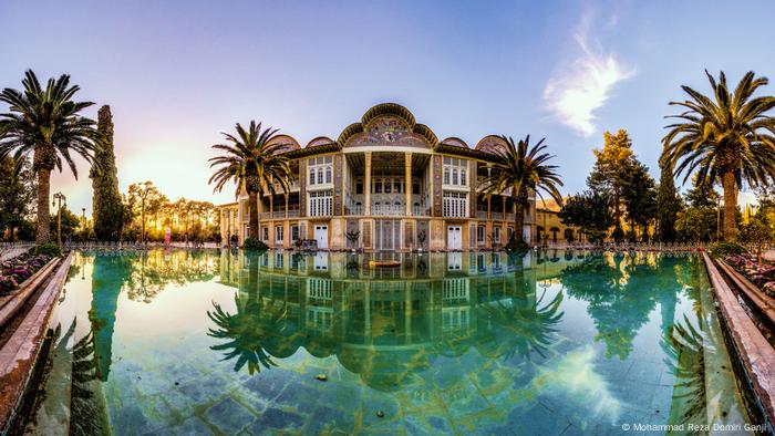 Los Jardines Persas fueron creados en la Edad Media. Están situados a lo largo de un curso de agua, rodeados de altos muros, con un palacio de verano y una cuenca de agua. El diseño del jardín es una parte esencial de la cultura persa. La antigua palabra persa para jardín, Paradaidha, fue tomada como paraíso en muchos idiomas.