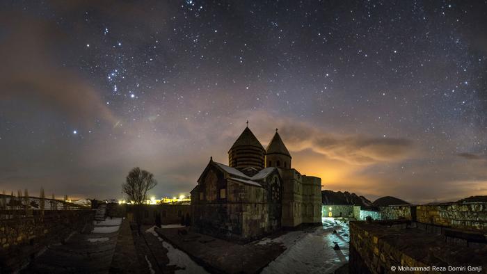 El antiguo monasterio armenio está situado en la provincia de Azerbaiyán occidental. En la lengua vernácula se llama Iglesia Negra. Los cristianos armenios creen que fue fundada en el año 66 por Judas Tadeo como la primera iglesia del mundo. Una vez al año se celebra aquí una misa con ocasión de una gran peregrinación, a la que asisten armenios de Irán y de sus países vecinos.