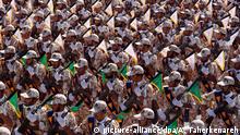 ARCHIV 2014 *** epa04411778 Iranian Revolutionary Guards march during the annual military parade marking the Iraqi invasion in 1980, which led to a eight-year-long war (1980-1988) in Tehran, Iran, 22 September 2014. The Iranian President said that Iran would not get back even one step of its right about a peaceful nuclear programm. EPA/ABEDIN TAHERKENAREH +++(c) dpa - Bildfunk+++ |