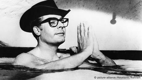 man sits in a bath with a hat and glasses (1963) (picture-alliance/Keystone/Röhnert)