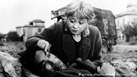 A young girl takes care of a man in La Strada (picture-alliance/United Archives/IFTN)