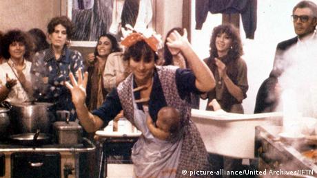 a woman dances with her baby (picture-alliance/United Archives/IFTN)