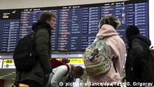 09.01.2020, Russland: MOSCOW REGION, RUSSIA - JANUARY 9, 2020: Passengers by an information board at Moscow's Sheremetyevo International Airport. On the January 8, 2020, a Ukraine International Airlines' Boeing-737 passenger plane heading to Kiev crashed shortly after taking off from Tehran's Imam Khomeini International Airport killing all 176 people on board, including nine crew members. Gavriil Grigorov/TASS Foto: Gavriil Grigorov/TASS/dpa |